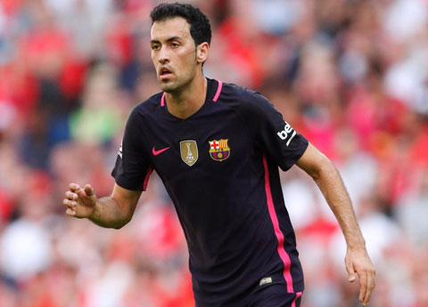 Busquets được HLV Enrique cho nghỉ ngơi trận này. Anh không có trong danh sách đăng kí thi đấu của Barca