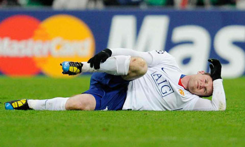 Rooney dính chấn thương mắt cá chân trong trận tứ kết lượt đi Champions League 2009/10