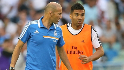 Casemiro (phải) đang bị đau bắp chân