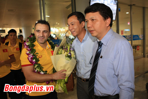 HLV Bruno Formoso của ĐT Futsal Việt Nam được NHM vây quanh xin chụp hình cùng