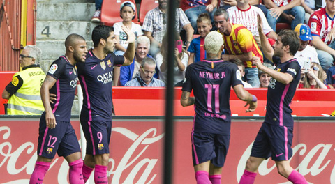 Các cầu thủ Barca ăn mừng bàn thắng vào lưới Gijon