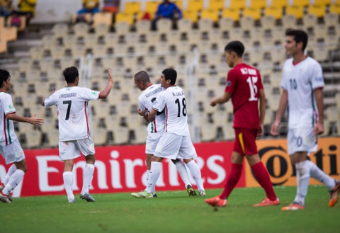 U16 Iran (áo trắng) thể hiện sức mạnh vượt trội so với U16 Việt Nam (áo đỏ)