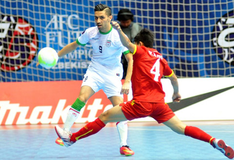 ĐT futsal Iran (áo trắng) thể hiện sức mạnh vượt trội trước Việt Nam