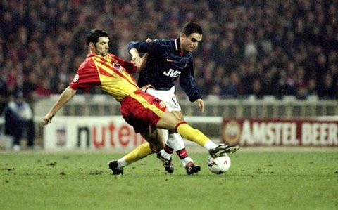 Arsenal phải mặc áo đấu màu xanh dù chơi trên sân nhà trong trận đấu ở Champions League 1998