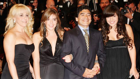Maradona bị vợ cũ khởi kiện vì làm “tổn hại tinh thần”