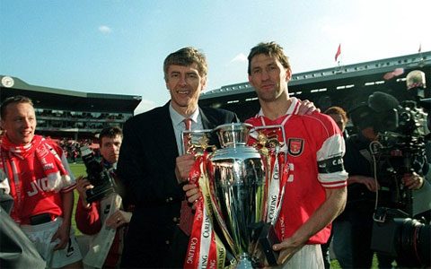 HLV Wenger và đội trưởng Tony Adams ăn mừng chức vô địch Ngoại hạng Anh