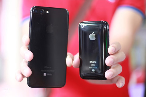 iPhone 3GS và iPhone 7 Plus đen bóng (Jet Black)