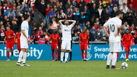 Swansea đã trả giá vì pressing quá sức trong 45 phút đầu
