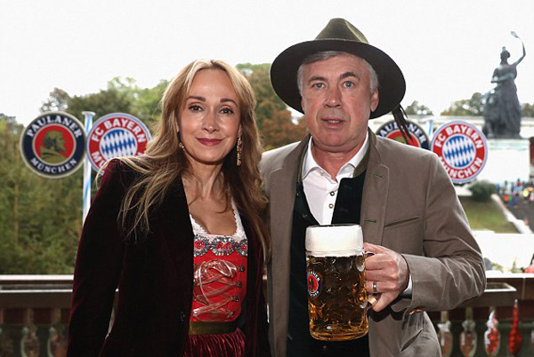 Carlo Ancelotti và Mariann McClay phấn phích trong lần đầu tiên tham dự lễ hội bia ở Đức