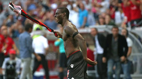 Balotelli lập siêu phẩm đưa Nice lên ngôi đầu Ligue I, rồi nhận thẻ đỏ