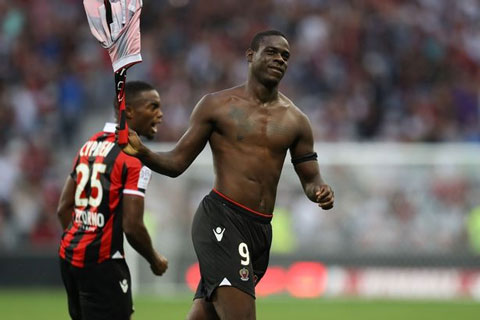 Balotelli giờ đang tìm lại mình trong màu áo Nice