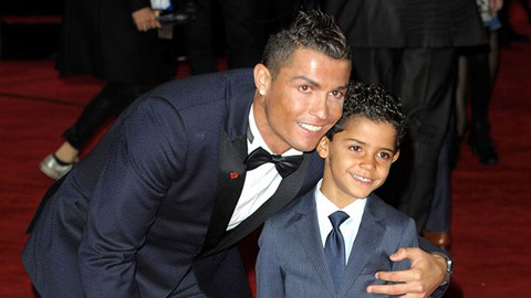 Ronaldo bất ngờ làm người nhặt bóng trong trận đấu của con trai
