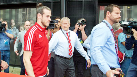 Hậu trường sân cỏ 5/10: Bale được bảo vệ 24/24 ngay tại quê nhà