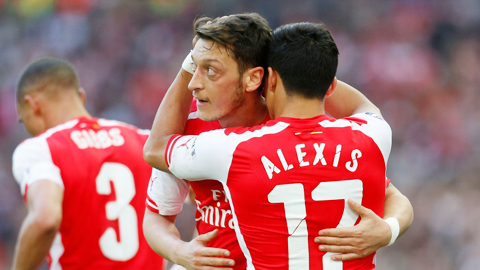 Arsenal có dám “phá trần” để giữ Oezil và Sanchez?