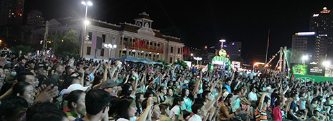 Quảng trường 2-4 như nghẹn thở với hàng ngàn khán giả hòa mình cùng không khí lễ hội bóng đá bia Saigon