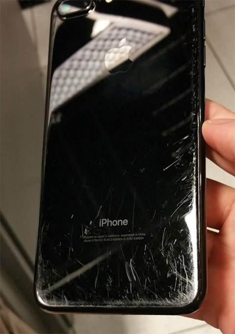 iPhone 7 Plus Jet Black bị trầy xước nặng sau một thời gian ngắn sử dụng