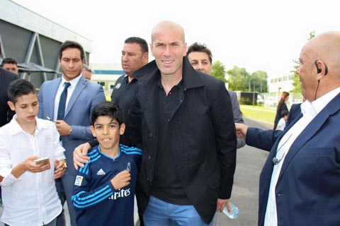 Al Hajjawi chụp ảnh cùng với Zinedine Zidane