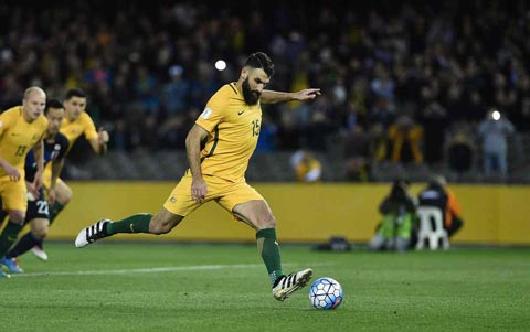 Jedinak ghi bàn trên chấm 11m mang về 1 điểm cho Australia