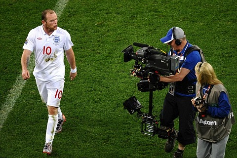 Rooney nhìn thẳng máy quay mà chỉ trích người hâm mộ