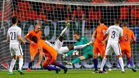 Hà Lan (áo cam) hụt hơi trong cuộc đua giành vé dự World Cup 2018