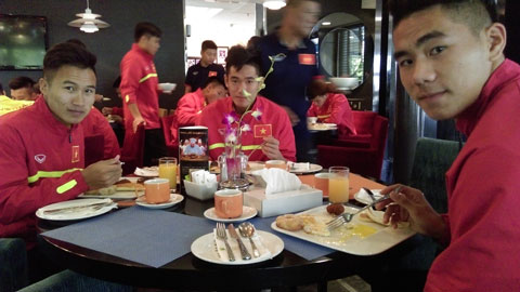 Theo chân cầu thủ U19 Việt Nam ăn sáng tại Bahrain