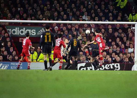 Neil Ruddock ghi bàn ấn định tỉ số hòa 3-3 cho Liverpool trước M.U