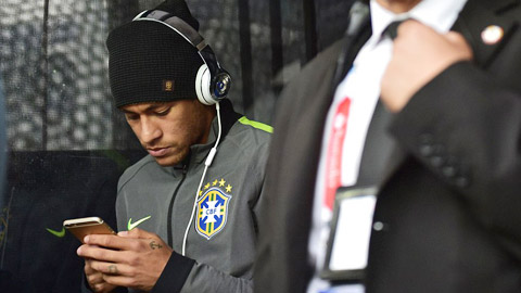 Hậu trường sân cỏ 15/10: Neymar không thích xem bóng đá trên tivi
