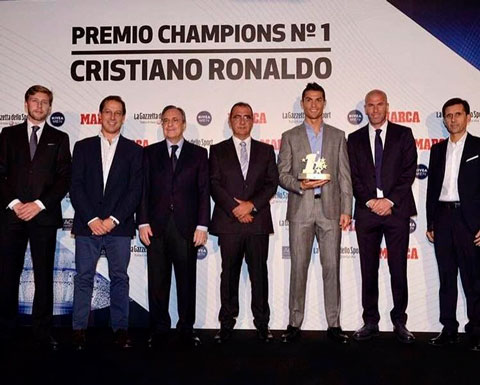 Ronaldo trong buổi nhận giải thưởng Cầu thủ xuất sắc nhất Champions League 2015/16