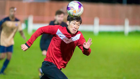 Park Ji Sung khoác áo đội bóng Đại học tại Anh