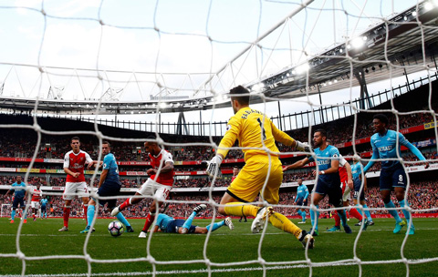 Walcott dễ dàng đệm bóng cận thành ghi bàn thứ 2 cho Arsenal