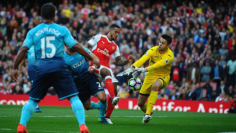 Walcott vượt mặt hậu vệ Swansea và ghi bàn mở tỷ số cho Arsenal