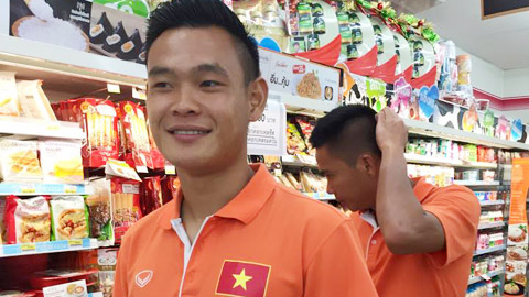 Quen đồ ăn Hàn, cầu thủ Việt vẫn mua lương khô phòng thân
