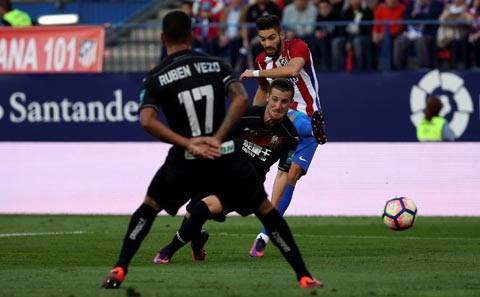 Carrasco (phải) rực sáng với hat-trick vào lưới Granada giúp Atletico có chiến thắng đậm nhất từ đầu mùa