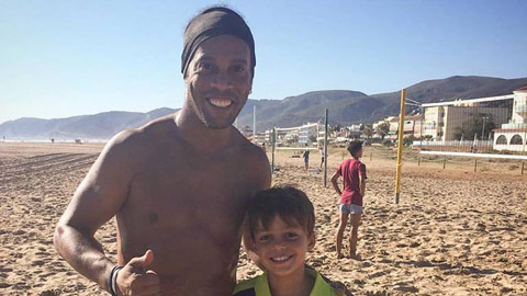 Ronaldinho quên đi làm cho Barca vì mải tắm biển