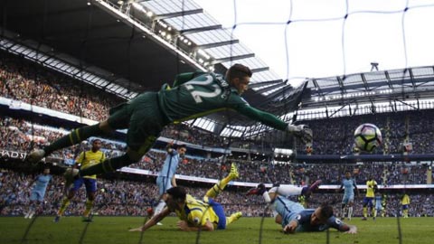 Aguero thất bại trước Stekelenburg trên chấm 11m