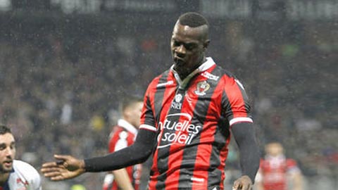 Balotelli sút hỏng phạt đền trong màu áo Nice