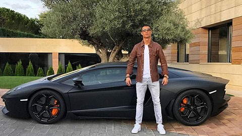 Ronaldo ngạo nghễ ăn mừng chiến thắng bên siêu xe