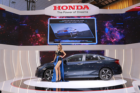 Với thiết kế mạnh mẽ, Honda Civic xứng danh là dòng xe thể thao hút mắt nhất trong phân khúc xe sedan hạng trung