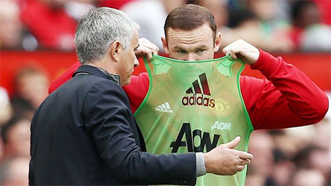 Rooney tiếp tục ngồi dự bị ở trận gặp Liverpool