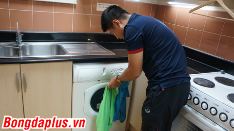 Các tuyển thủ U19 Việt Nam tự giặt đồ, làm đá để tiết kiệm chi phí