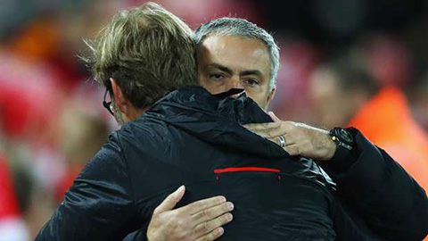 Klopp và Mourinho khen ngợi trọng tài điều khiển derby nước Anh