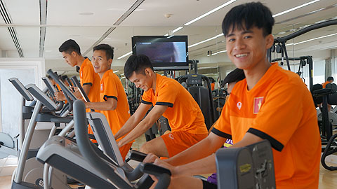 Đột nhập phòng tập của U19 Việt Nam tại Bahrain