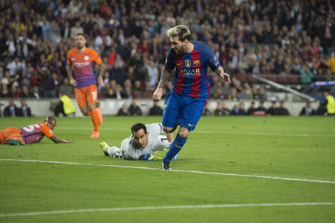 Hàng thủ Man City đổ gục trước Messi