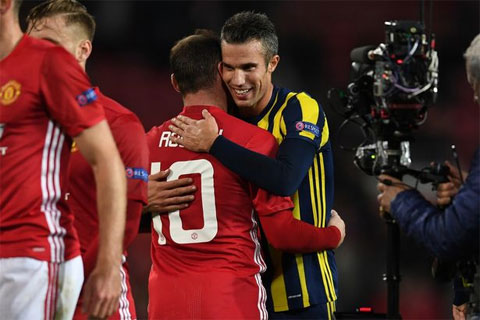 Van Persie vẫn duy trì được tình cảm tốt đẹp với những đồng đội cũ ở M.U