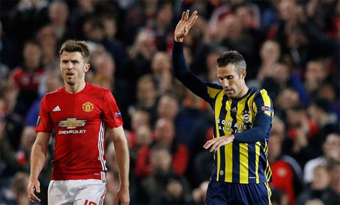 Van Persie không ăn mừng sau khi ghi bàn vào lưới đội bóng cũ