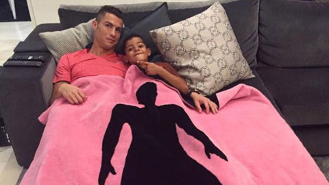Ronaldo bán chăn ủng hộ bệnh nhân ung thư vú