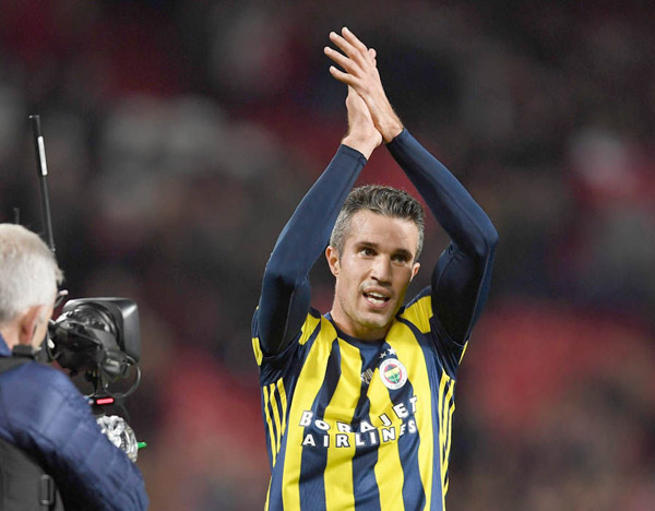 Van Persie vỗ tay, chào CĐV M.U và Fenerbahce