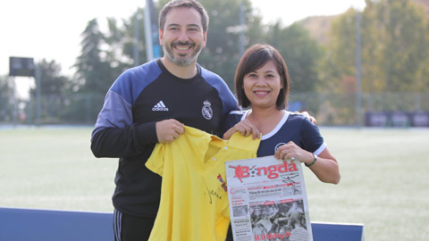 HLV Real Madrid ký tặng phóng viên báo Bóng đá