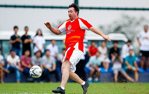 Cựu tiền đạo Liverpool, Fowler thi đấu cho đội Legend áo đỏ