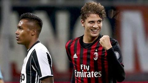 Locatelli (phải) ăn mừng bàn thắng duy nhất giúp Milan đánh bại Juventus